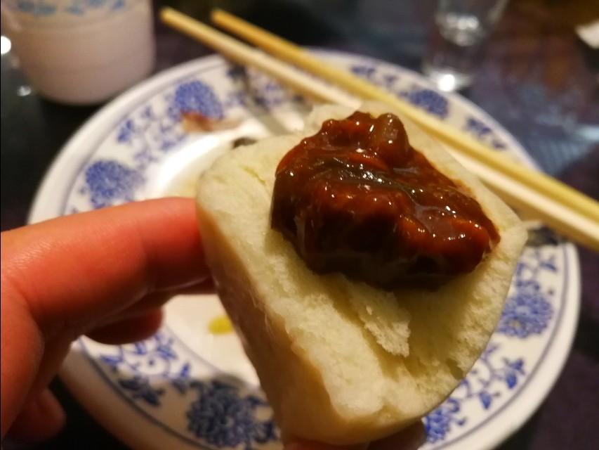 深夜郑州8男2女躲在花园路北环桥头，吃丹江翘嘴鲌，喝方城木瓜酒