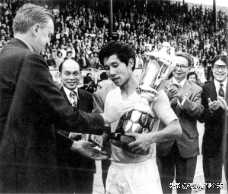 他曾是广东队的队长，也是国家队的福将，铁腰何佳