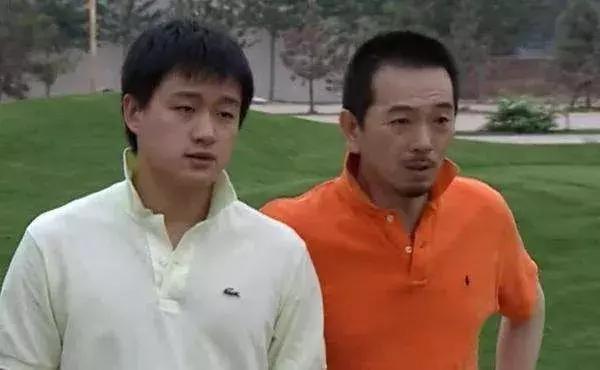 比T恤高贵，比衬衫优雅，今年夏天流行Polo衫