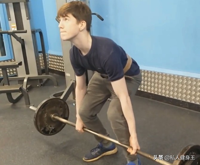 16岁小伙健身一年成肌肉男,78斤独臂独腿小伙健身增肌到130斤