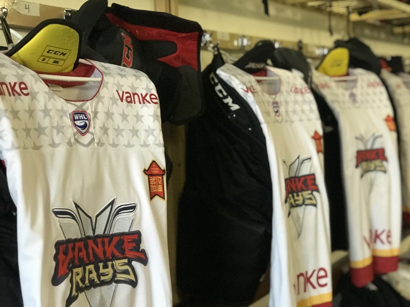 深圳万科阳光女冰穿战疫球衣，夺WHL半决赛首胜