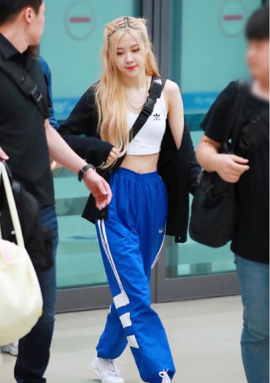 朴彩英穿搭上短下长,朴彩英穿搭光腿神器