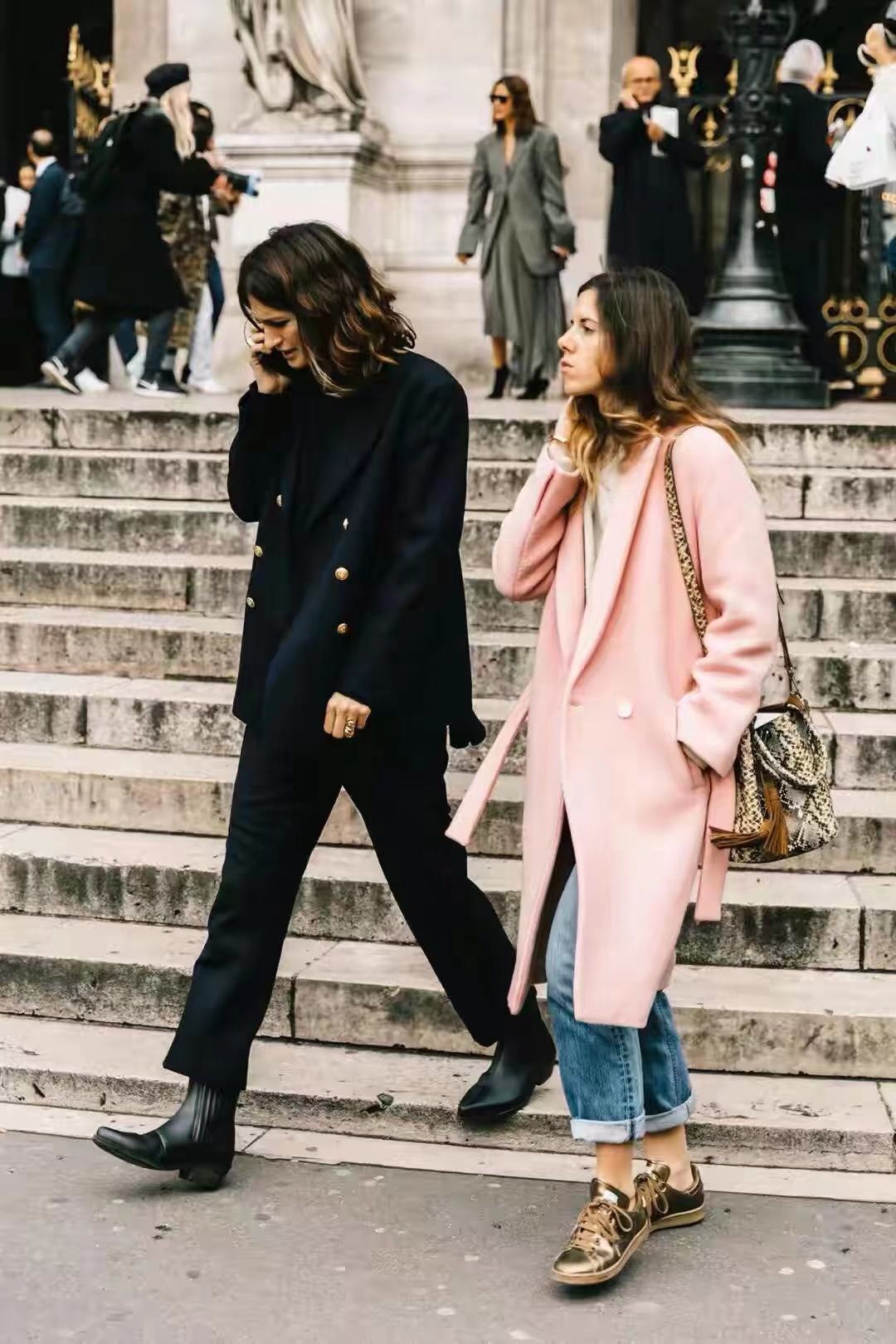 小个子粉色长款大衣搭什么宽头鞋,穿粉色大衣配什么颜色的包包好看