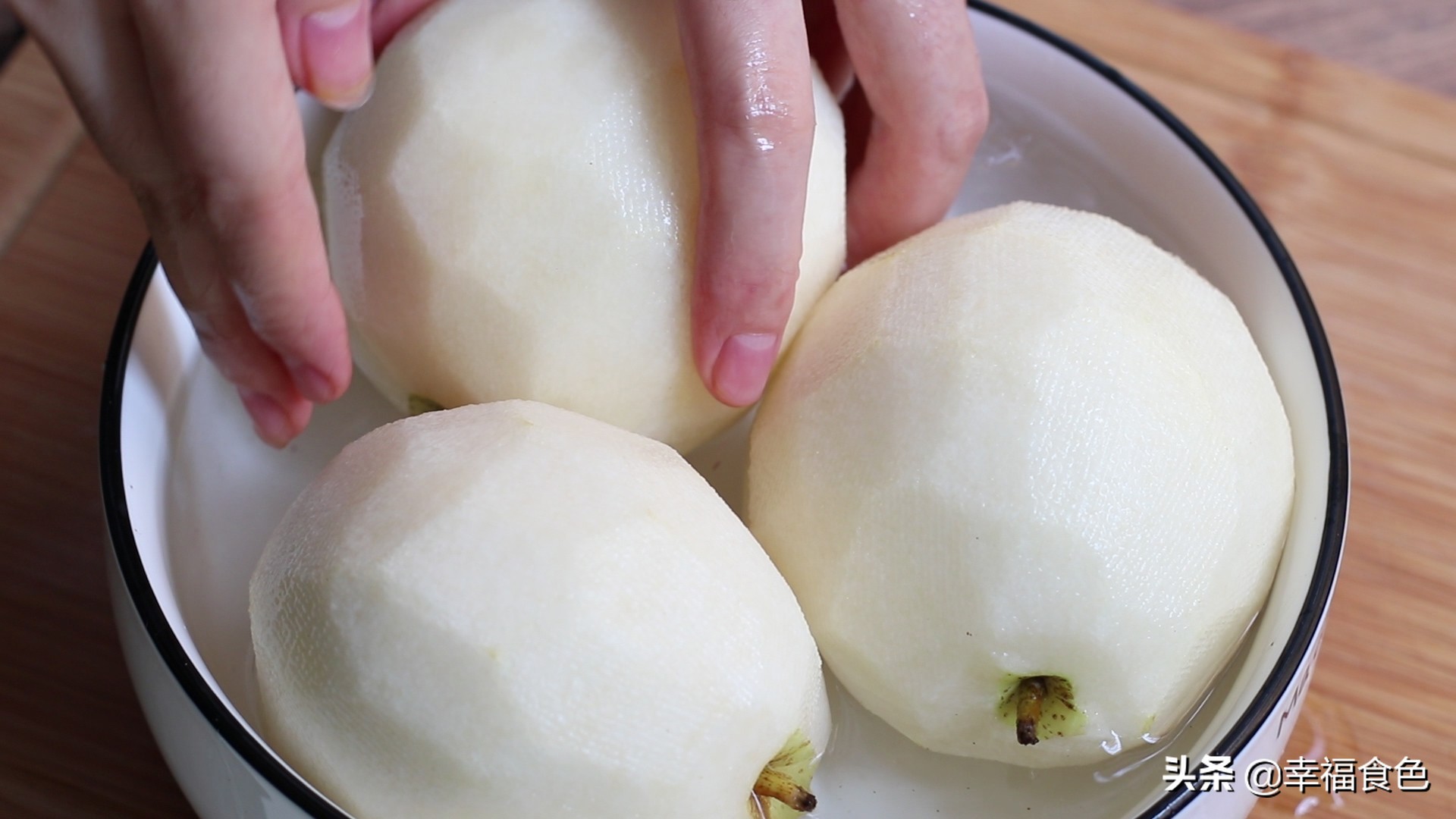 不用锅的冰糖雪梨怎么做,煮冰糖雪梨的正确做法视频