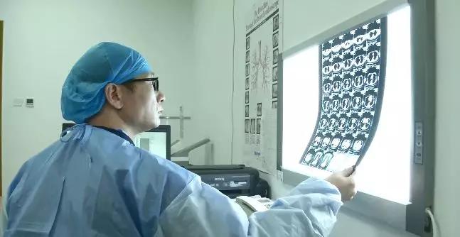 孕妇突然一下流鲜血,孕妇突然大笑会怎么样