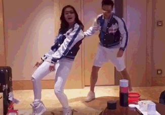 钟丽缇张伦硕人鱼夫妇跳舞视频,54岁钟丽缇穿红色人鱼装