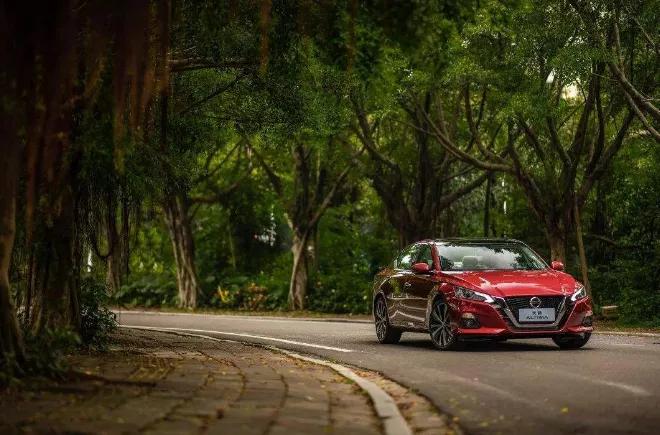 更快、更年轻，它还是那个熟悉的“大沙发”吗？|试驾第七代天籁