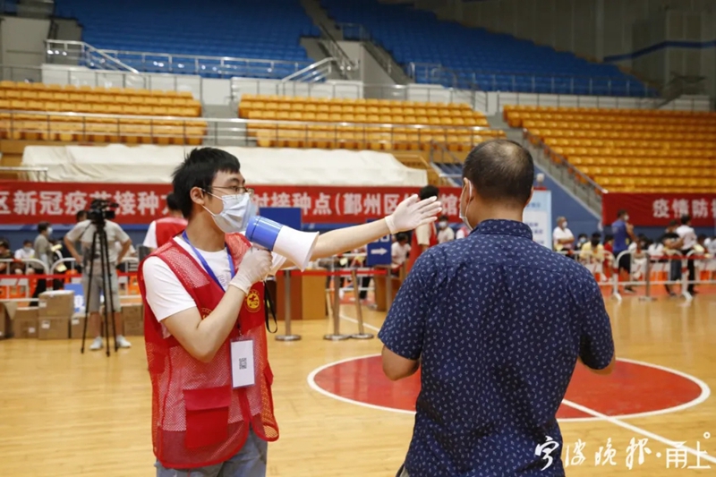 志愿红闪耀在疫情防控一线,志愿红点亮疫线之光