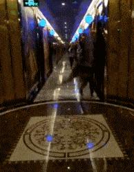 今天过来按脚,恰巧碰见了前女友,我该怎么化解尴尬呢?哈哈哈