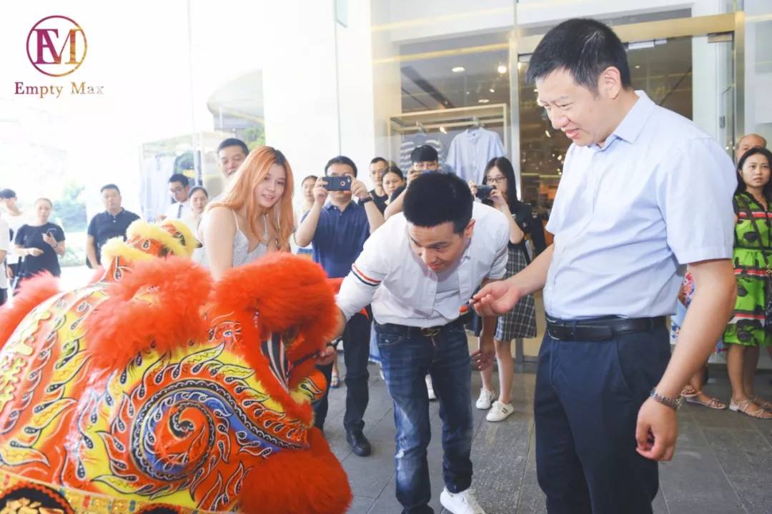 成都“时尚大咖”请注意!这里有个超低价大牌库喊你来爆仓