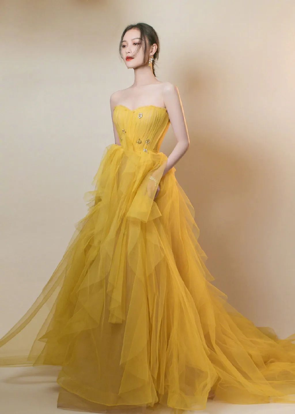 淡黄的长裙蓬松的头发完整版原音,淡黄的长裙蓬松的头发