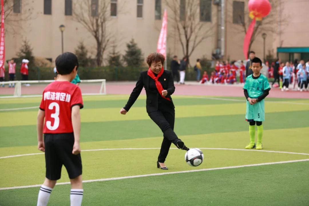 【“七个一”先锋在行动】呼和浩特市足球协会“万达分校足球基地”挂牌仪式在南门外小学万达分校举行
