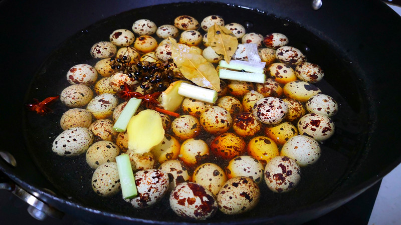 煮鹌鹑蛋避免偏黄,煮鹌鹑蛋水里放盐