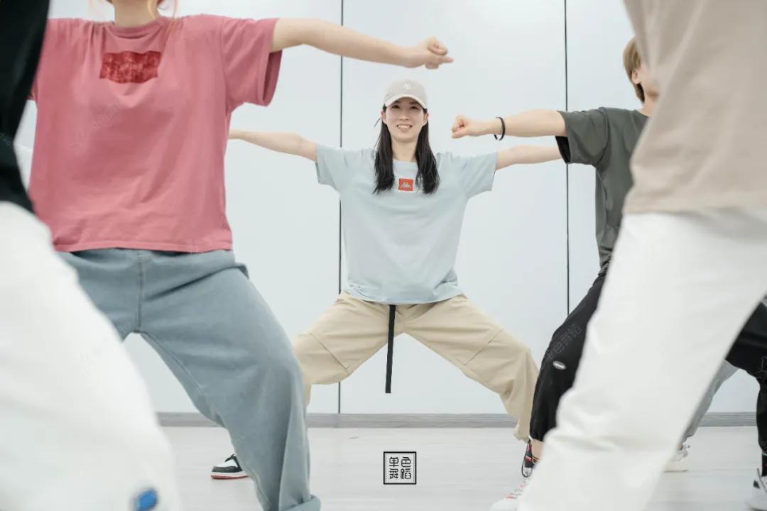 怎么练腿舞蹈基本功,练舞练腿的几个动作