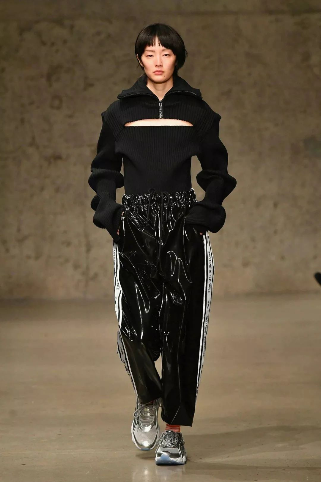 非主流绿皮裤,黑色短皮裤怎么搭配好看