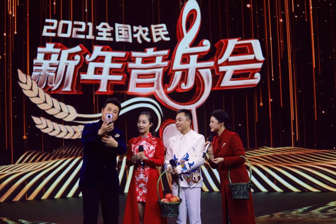 音乐会不按套路出牌：小毕哥现场吃起了大米饭，谢大脚跟着大爷学犁地