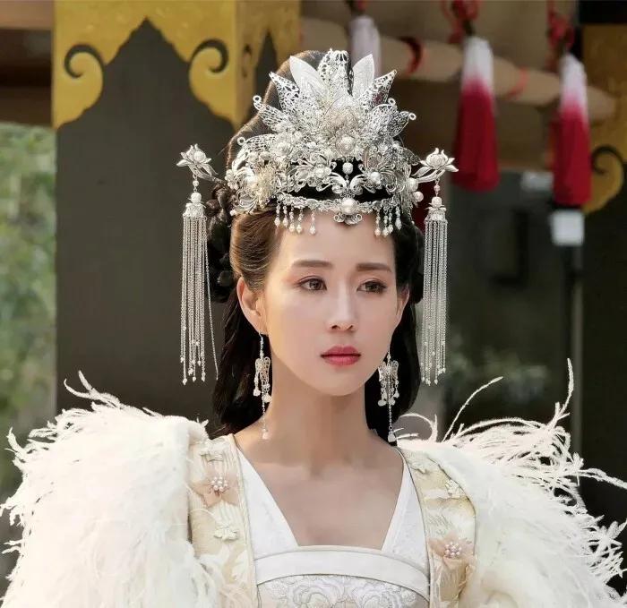 护士小姐用5毛钱的易拉罐，随手一剪猛翻千万倍，网友：手艺牛逼