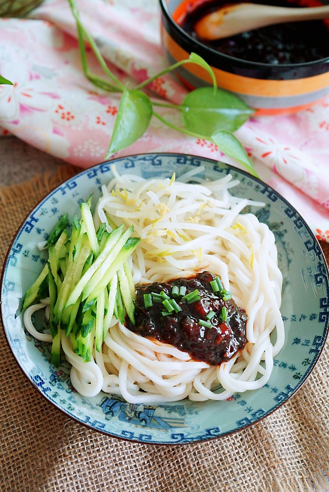 正宗的老炸酱窍门,正宗老北京炸酱可以不放葱吗