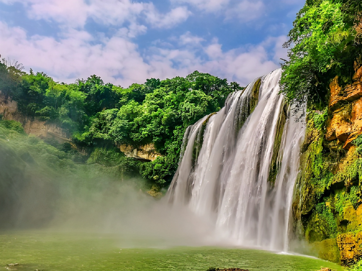 黄果树大瀑布，简直是疑是银河落九天的奇景，壮观而震撼