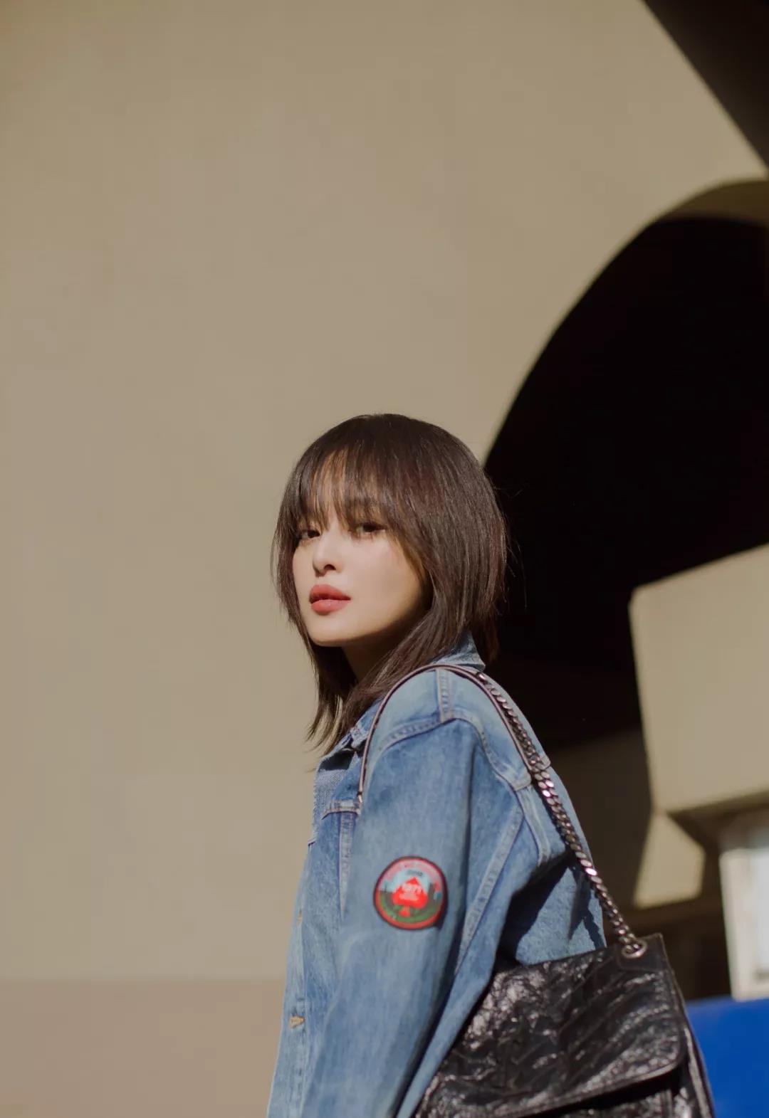 圆脸适合黑长直中分好还是侧分好,圆脸黑长直发型怎么弄好看女生