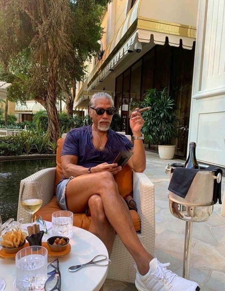 57岁张耀扬罕见亮相，满头白发沧桑太多，网友：乌鸦哥成老头了