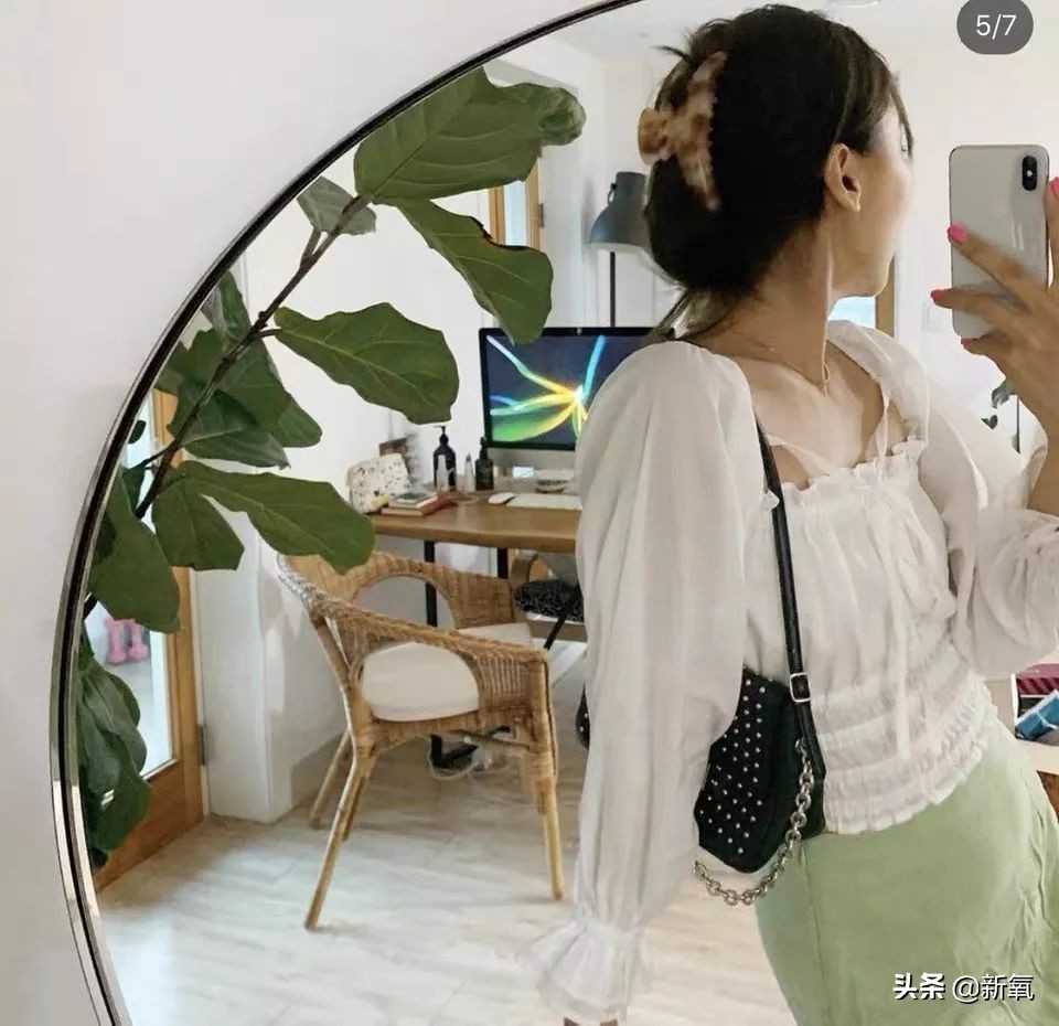 钟楚曦同款连衣裙丝绒,钟楚曦同款白色吊带连衣裙