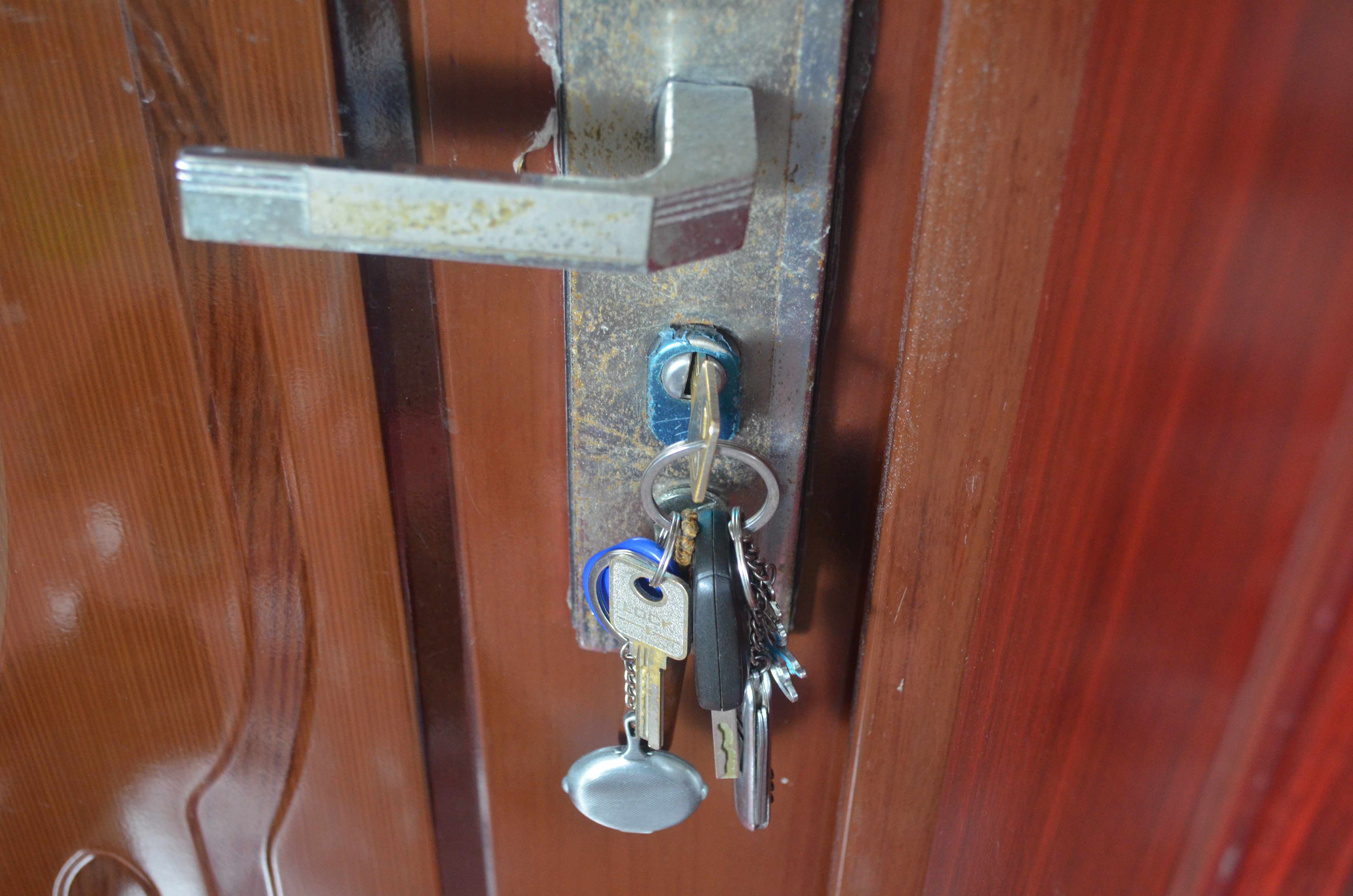 在门里插把钥匙关键时候能救命,睡觉前记得在门上插一把钥匙