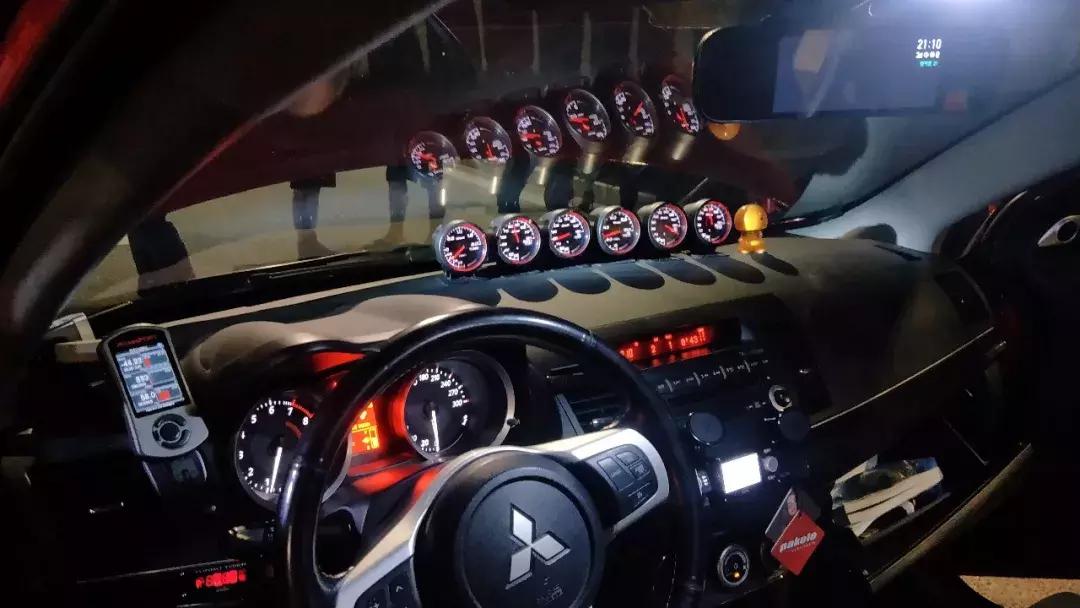 三菱翻车事故视频,三菱飙车事故