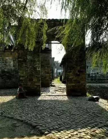 这个村庄一千年前建了个生态下水道，至今旱涝不惧