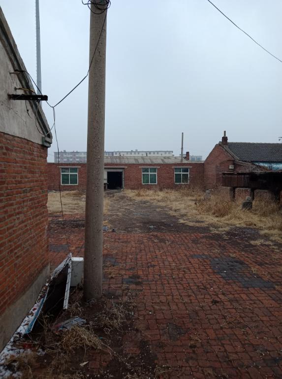 沈阳工人被“活埋”续：老板开铲车倒入砂石铁块被判15年，至少3人包庇被抓，赔偿数十万，一念之错毁全家