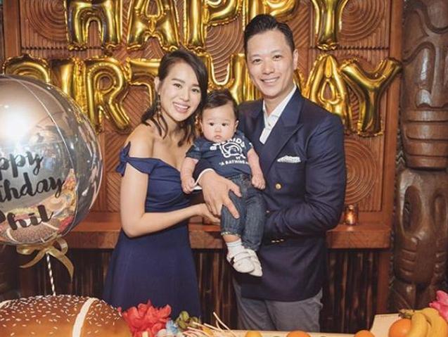 胡杏儿三胎生子公开一家人合影,41岁胡杏儿三胎得子视频