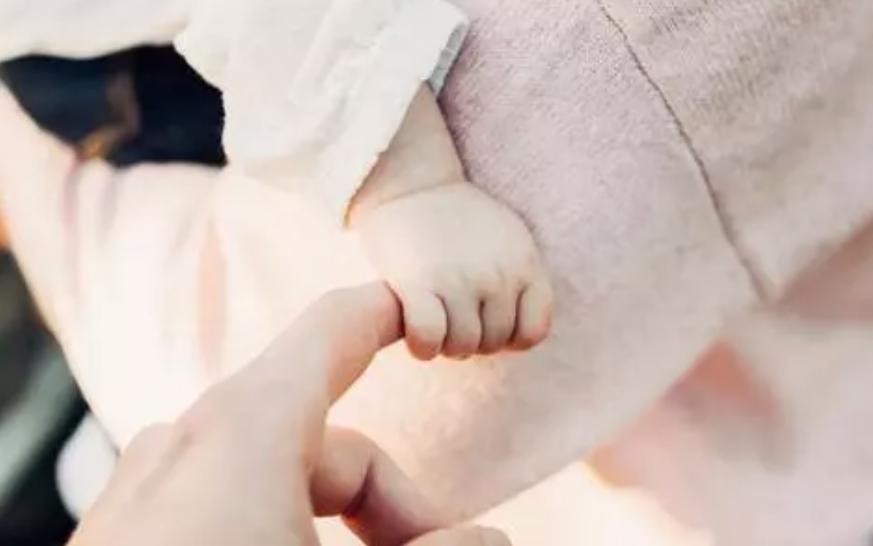 10个动作促进宝宝大脑发育,宝宝睡前这样做有助于孩子长高