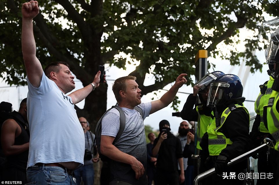 英国抗议人群与警方爆发冲突,英国白人右翼和反种族主义