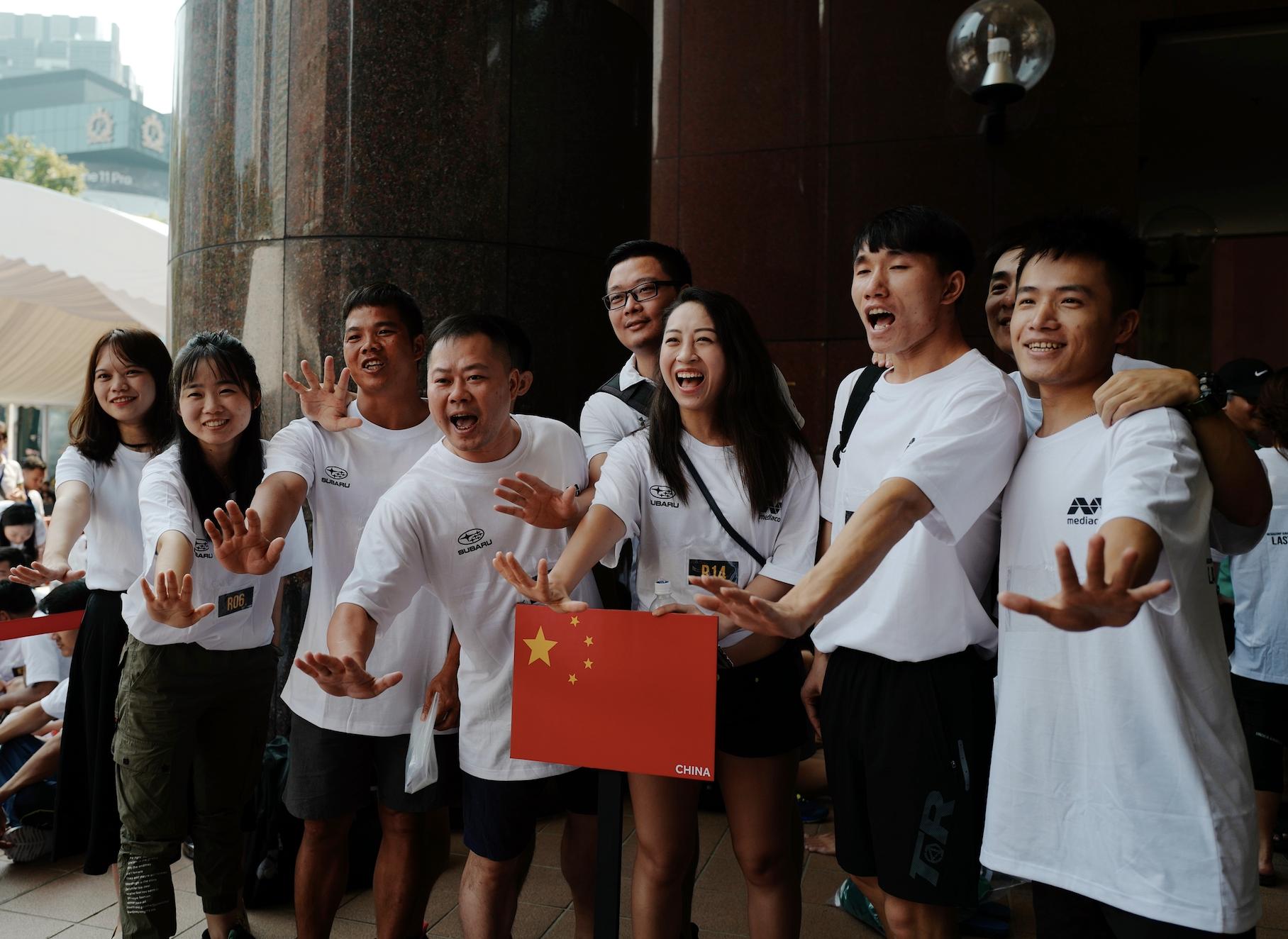 这个人把手摸在车上超过3天3夜赢了一辆车你觉得你行不？