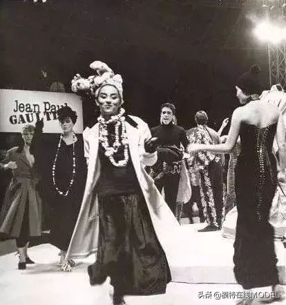 为什么时装秀上的衣服经常奇形怪状？不切实际的衣服到底有何用