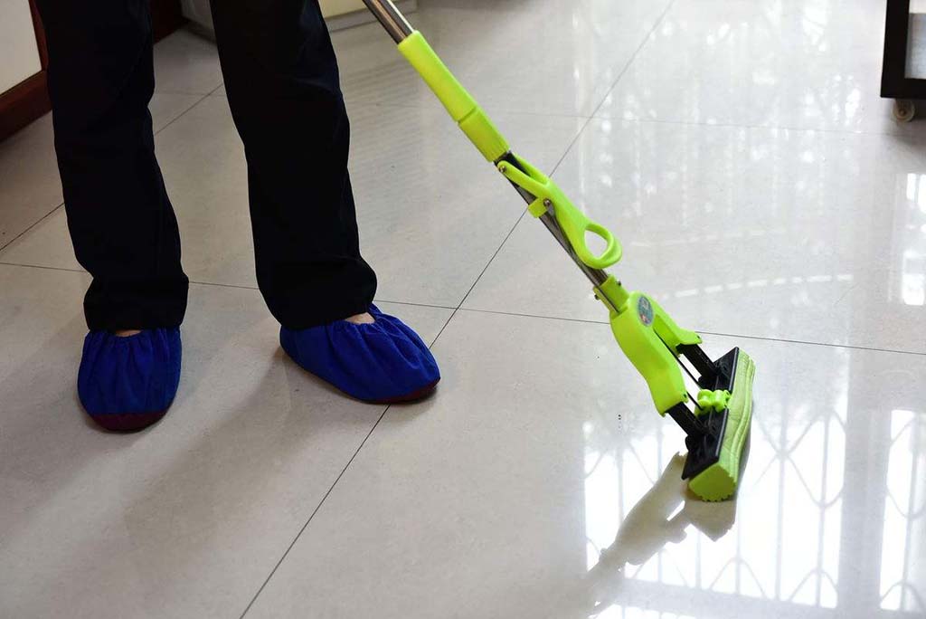 木地板怎样拖地干净又亮不沾灰尘,拖地学会家里地板一尘不染