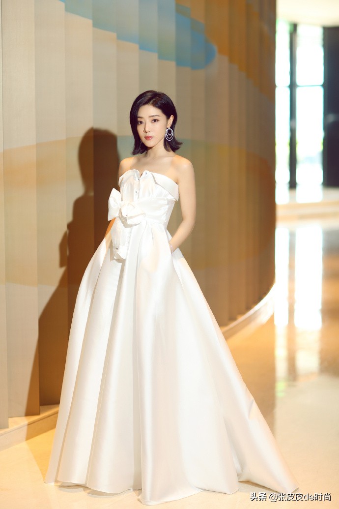 小姨妈邓家佳今年几岁了,小姨妈邓家佳晒照秀窈窕身材