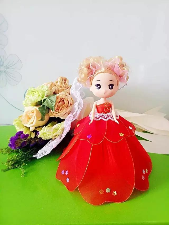 用袜子给芭比娃娃制作古装衣服,把袜子套在小孩头上