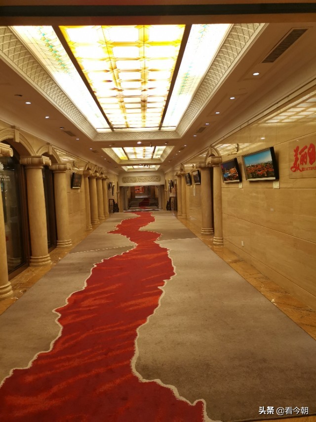 他创造了微信，八亿多人心甘情愿每天低头盯着它如醉如痴，他是谁