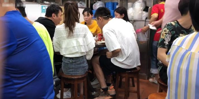 王思聪携新女友游澳门吃路边摊,王思聪在澳门吃海鲜