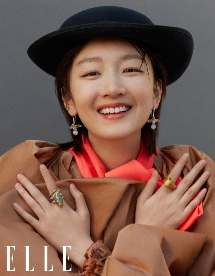 周冬雨伦敦时装周观秀造型,周冬雨elle封面蓝发造型大片