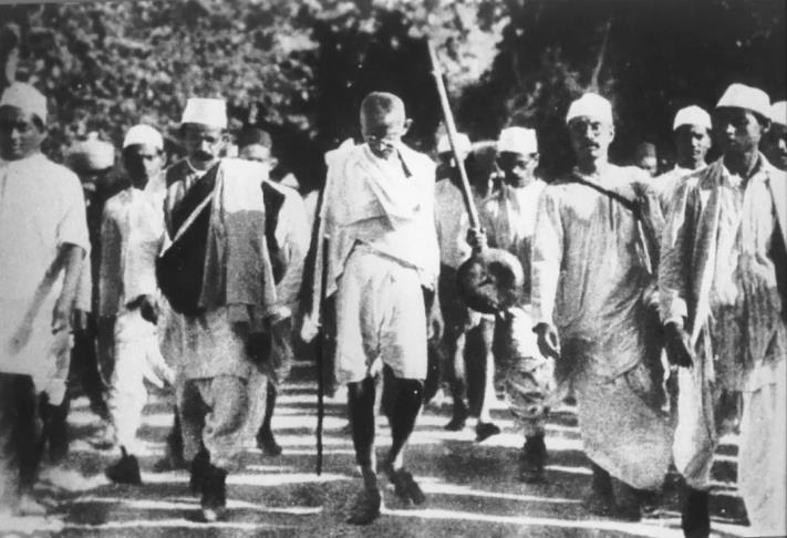 甘地提出非暴力不合作的原因,甘地非暴力不合作运动的历程