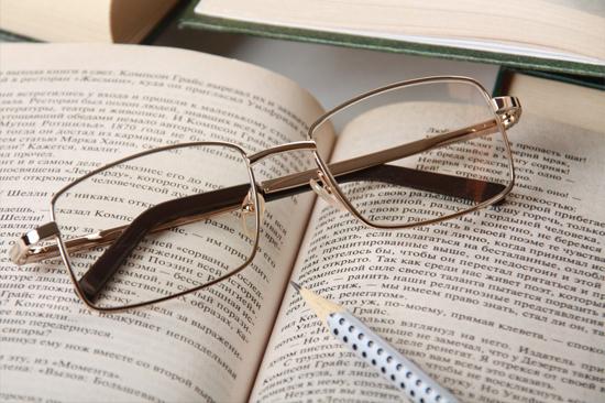 老花眼“报到”？一边按摩“奇穴”，一边调理，可以预防？