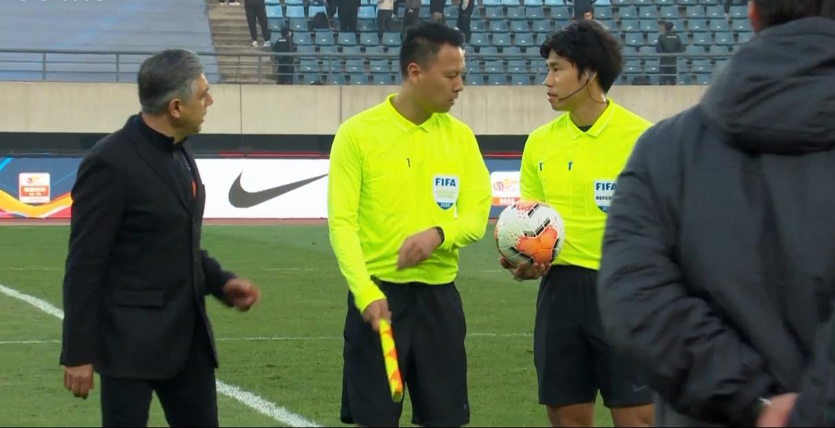 国安战永昌争议判罚,脾气真大