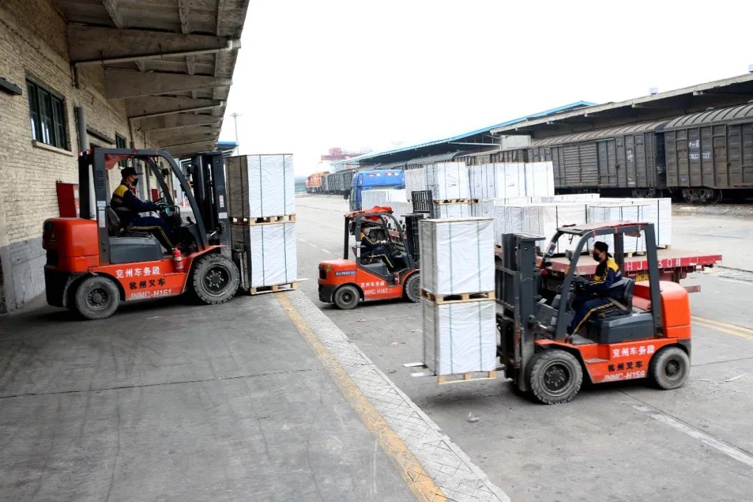 战疫情保春运铁路警察在行动,抗击疫情守护平安摄影征稿