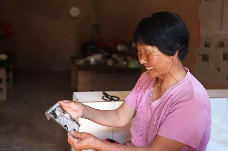 村书记在乡下帮村民处理什么事情,驻村干部下地干活