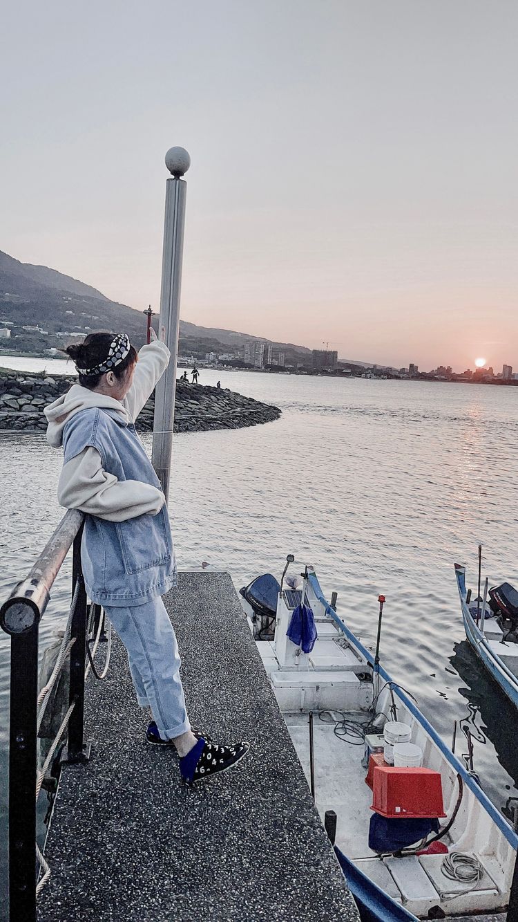 牛仔吊带背心搭配秋冬,长款背心宽松版型搭配