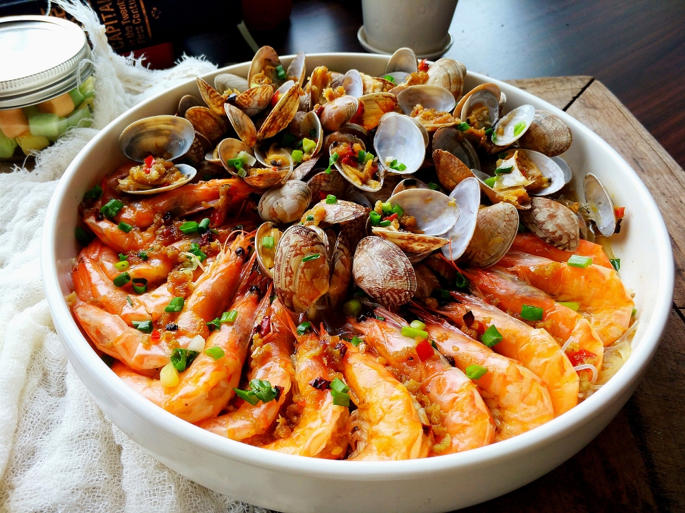 自己下厨做花甲鲜虾生蚝粉丝煲,小白锅做蒜蓉花甲粉丝煲家庭版