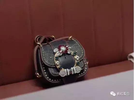 苏明玉和大嫂二嫂哪个关系好,苏明玉二嫂穿的小鞋子