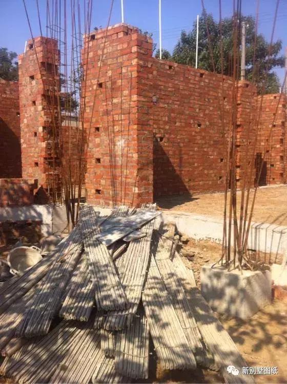 小伙盖三层农村别墅，占地150平米只花不到50万，你觉得怎么样？